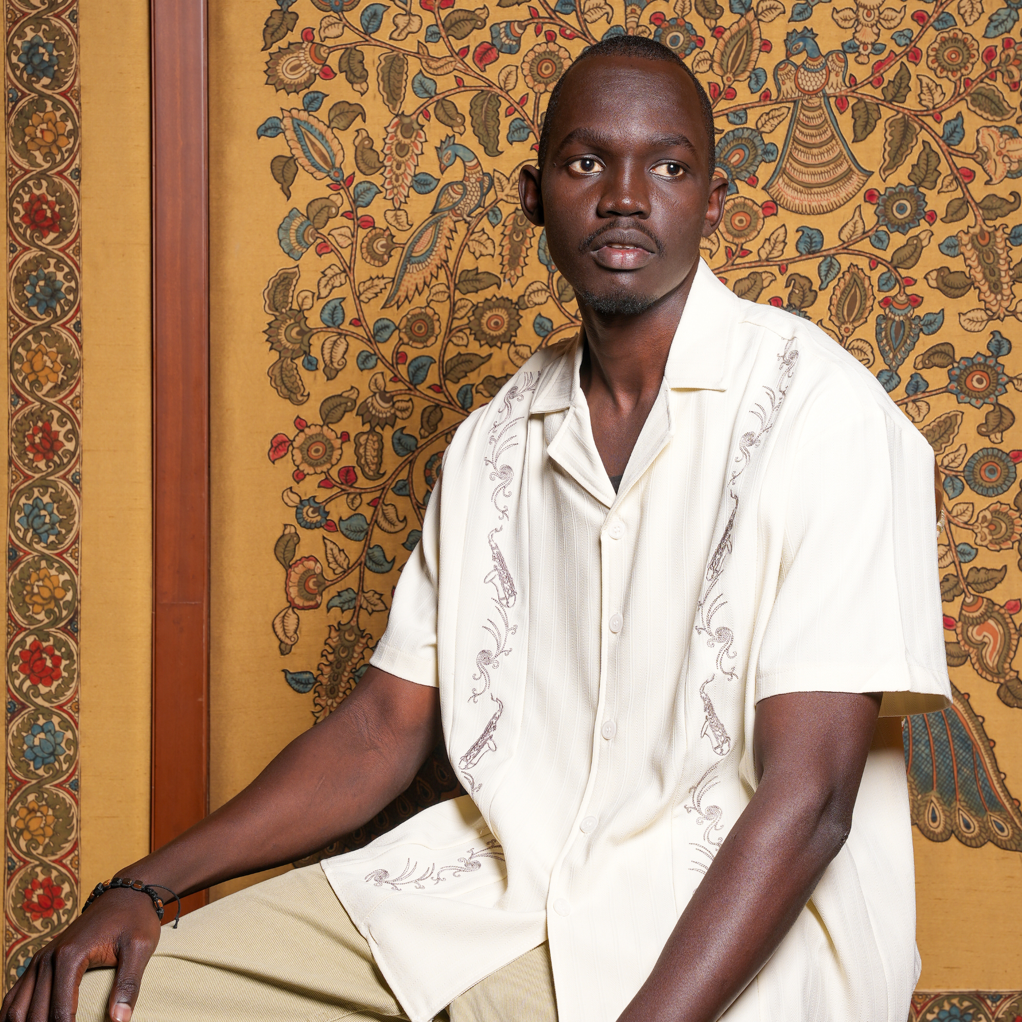 SLEEK OFF-WHITE EMBROIDERED CUBAN SHIRT