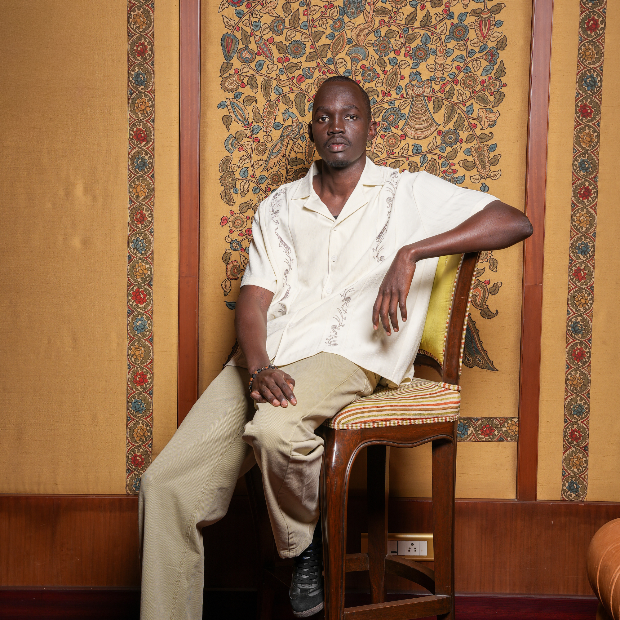 SLEEK OFF-WHITE EMBROIDERED CUBAN SHIRT