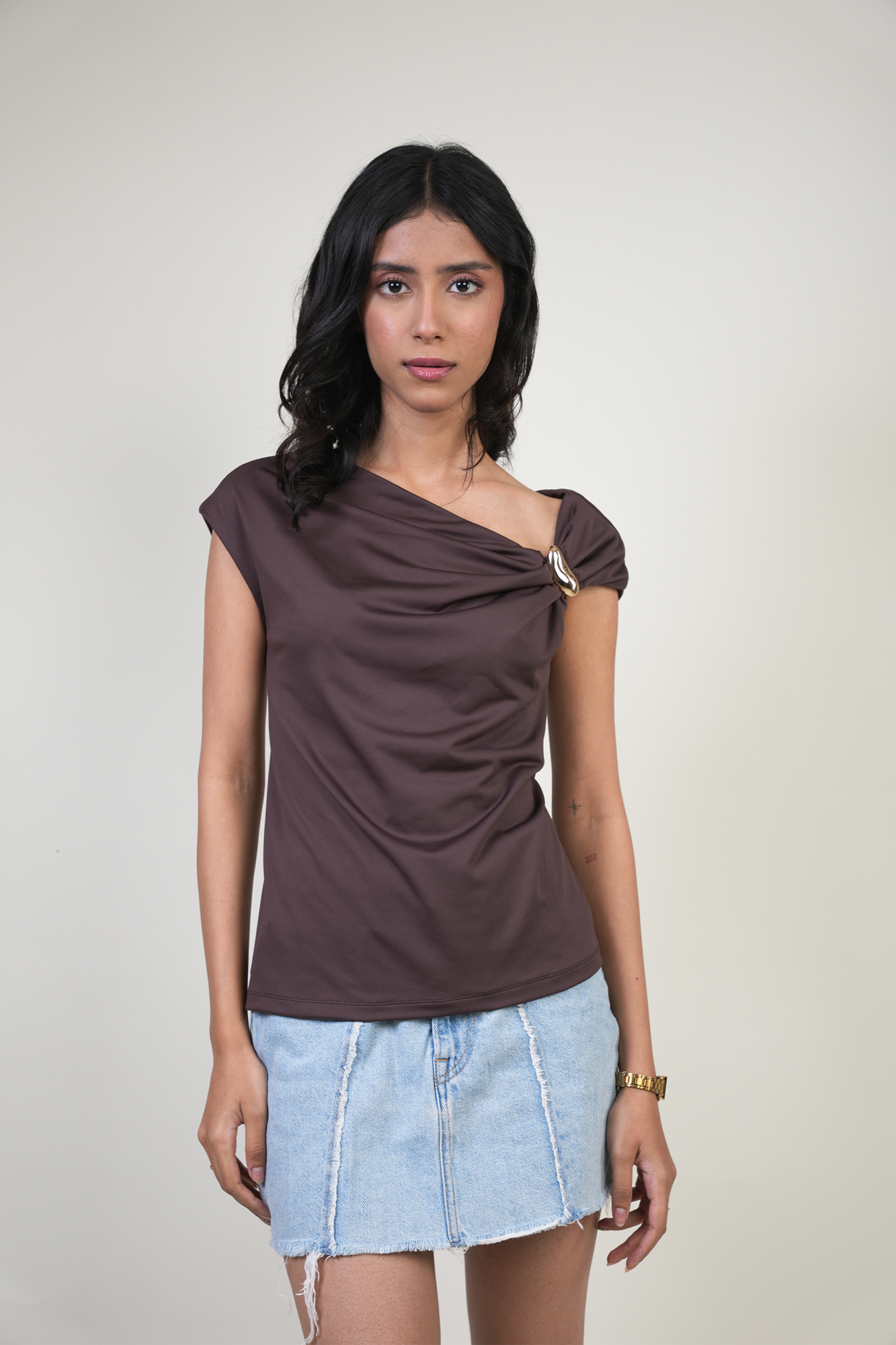 ONE SHOULDER RING DETAIL TOP (BROWN)