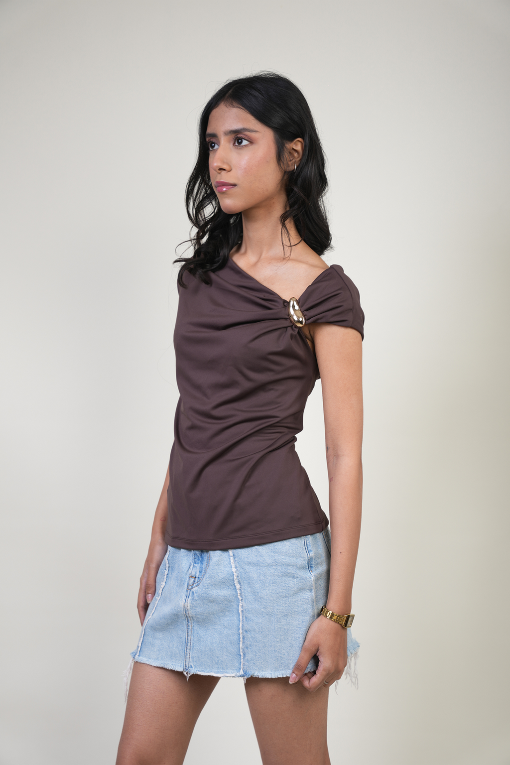 ONE SHOULDER RING DETAIL TOP BROWN