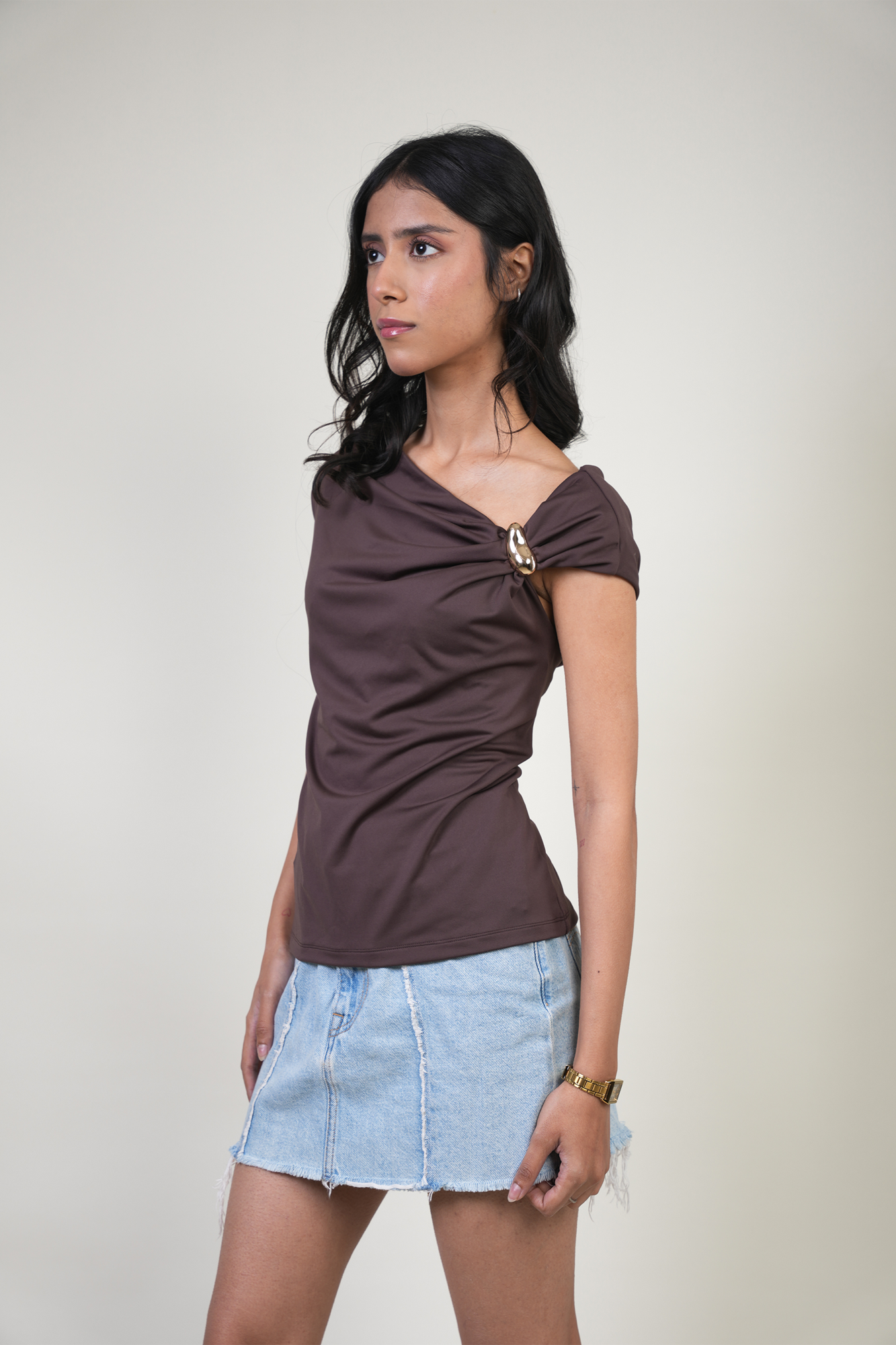 ONE SHOULDER RING DETAIL TOP BROWN