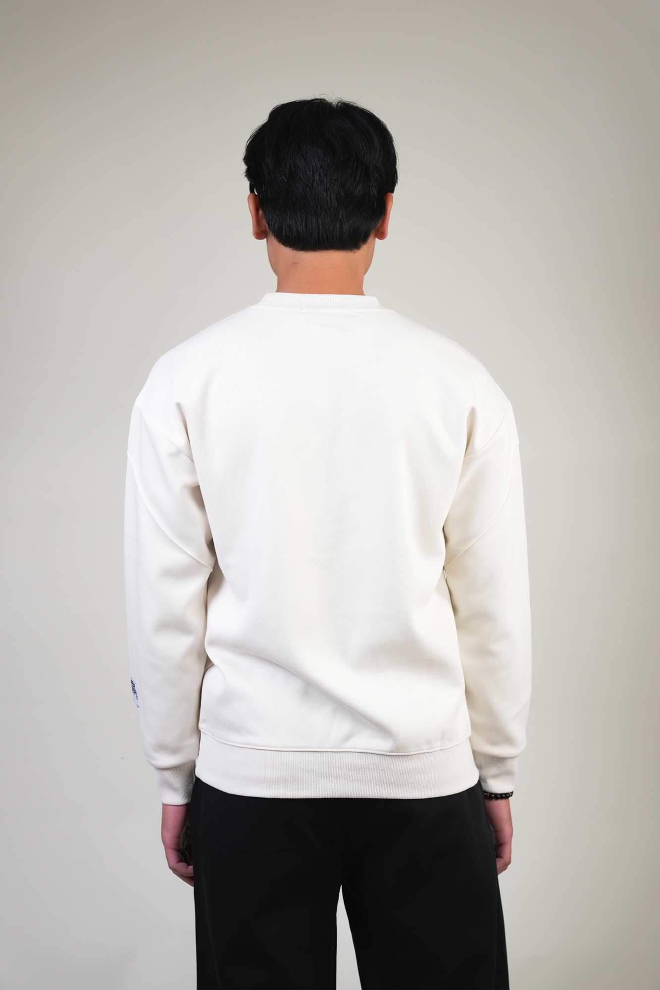 BLACK SUPPLY WHITE SWAETSHIRT