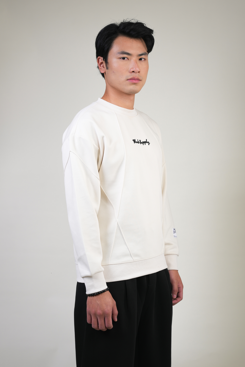 BLACK SUPPLY WHITE SWAETSHIRT