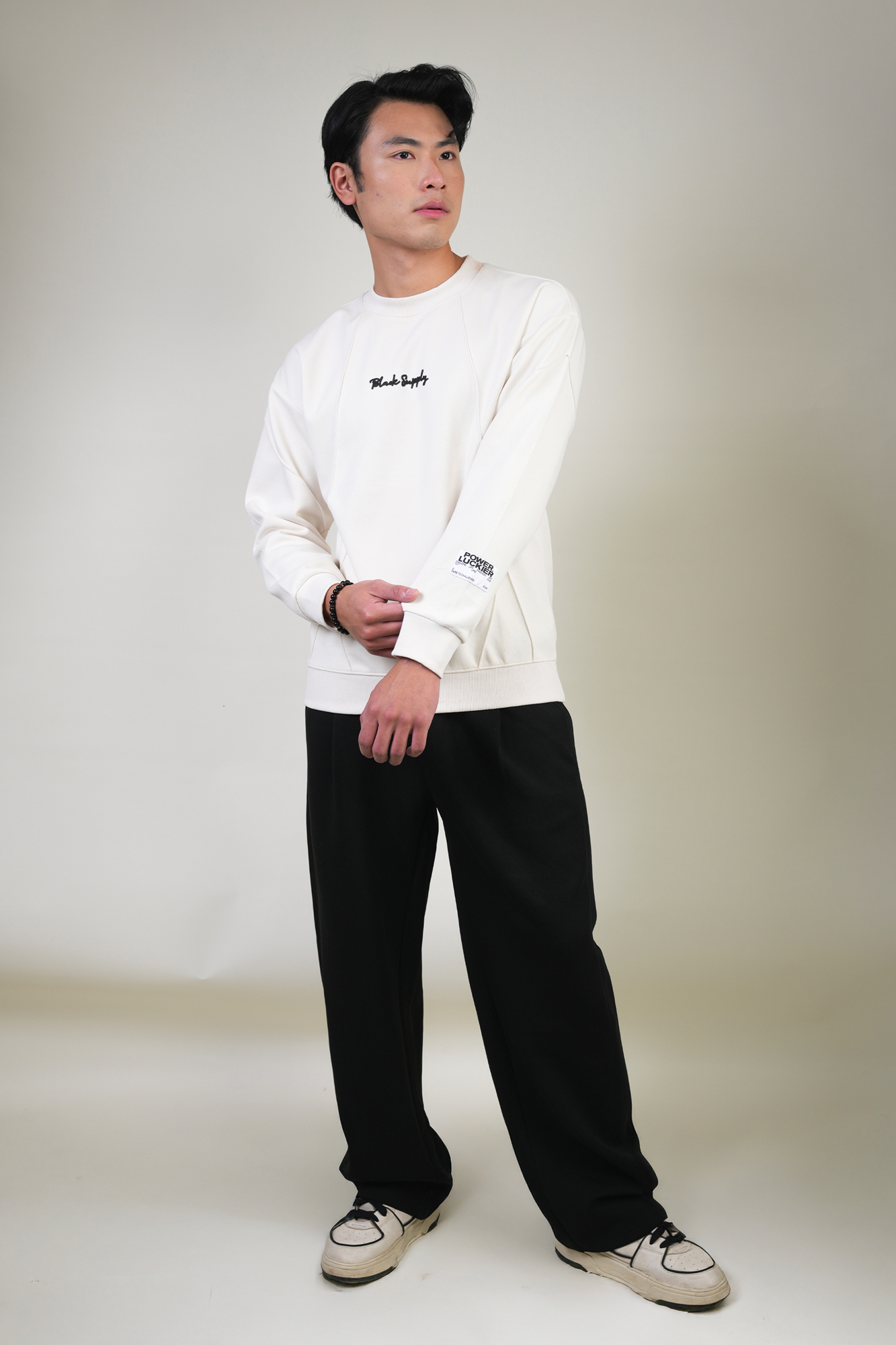 BLACK SUPPLY WHITE SWAETSHIRT