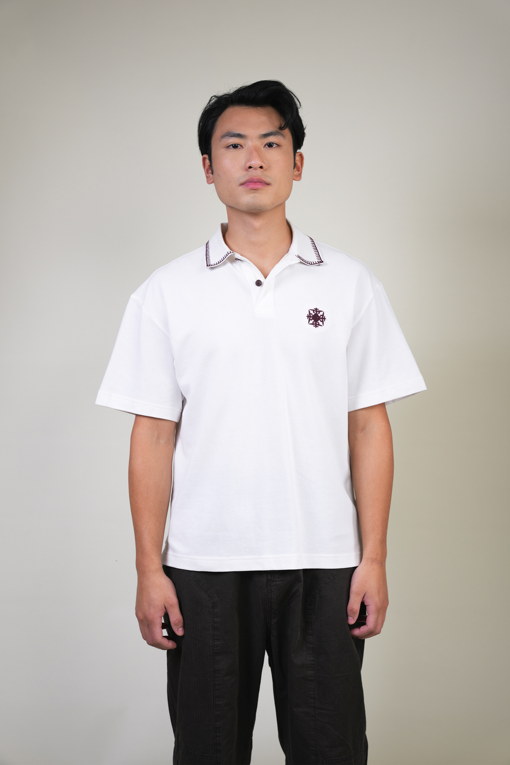 WHITE-DETAILED COLLAR POLO