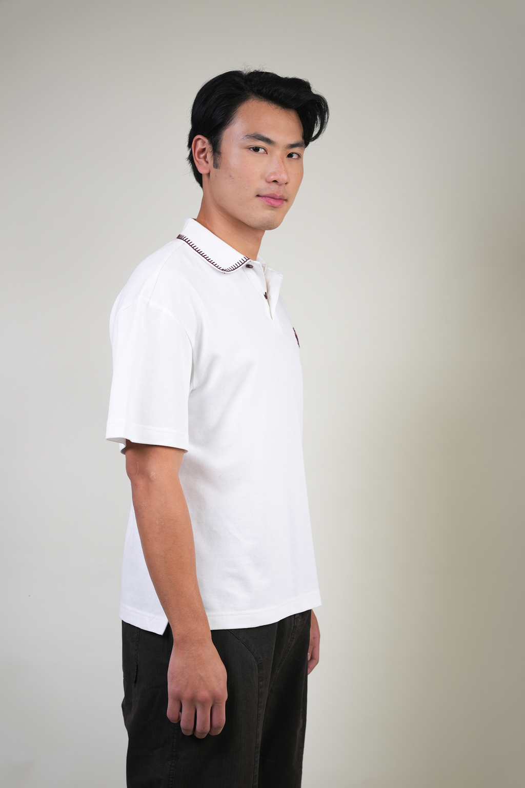 WHITE-DETAILED COLLAR POLO