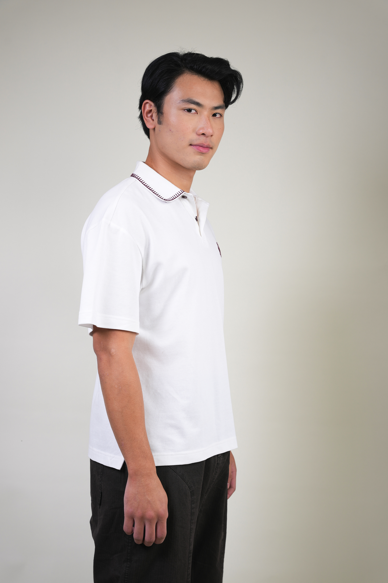 WHITE-DETAILED COLLAR POLO