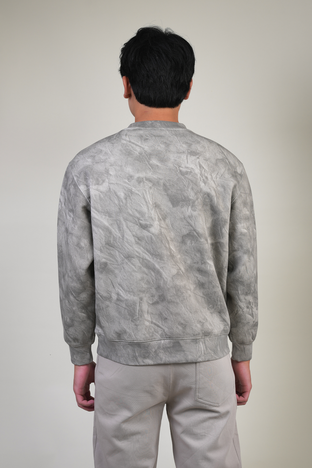 SOFT SAND TEXTURED BLACK SWEATSHIRT