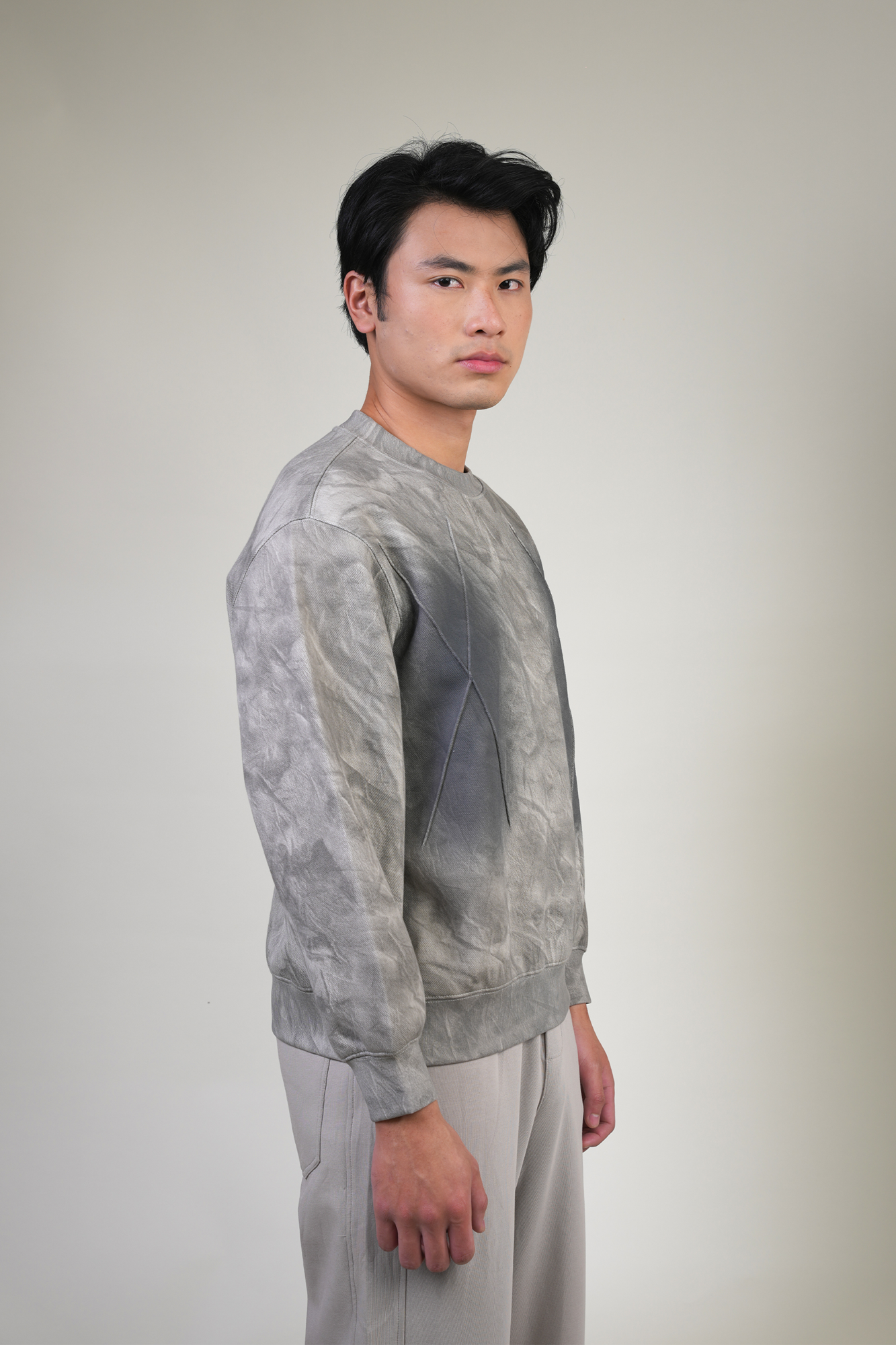 SOFT SAND TEXTURED BLACK SWEATSHIRT