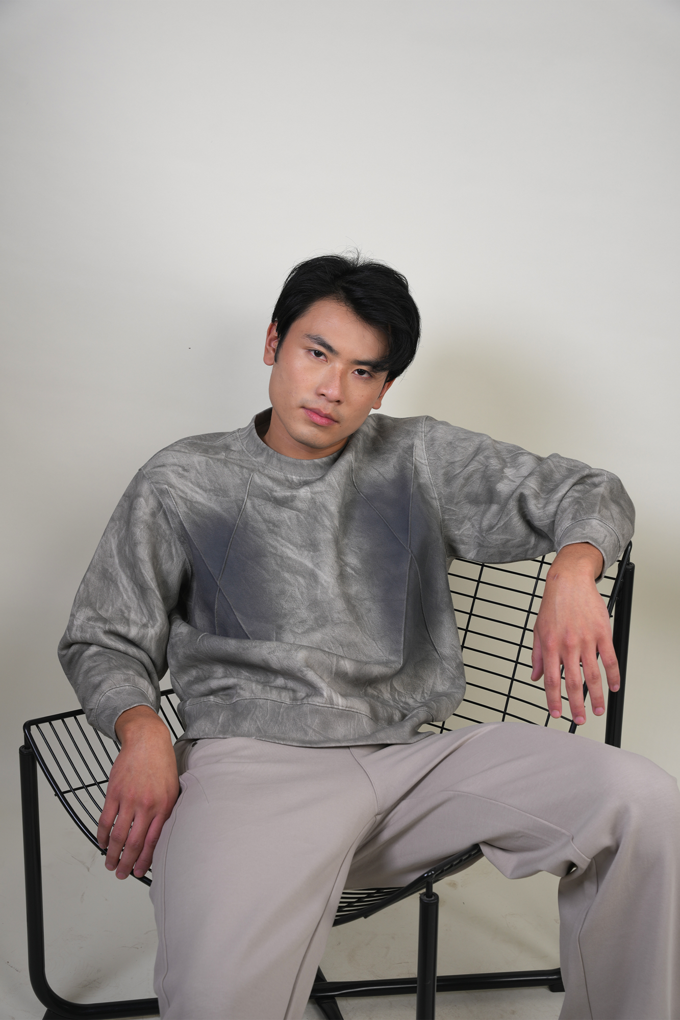 SOFT SAND TEXTURED BLACK SWEATSHIRT