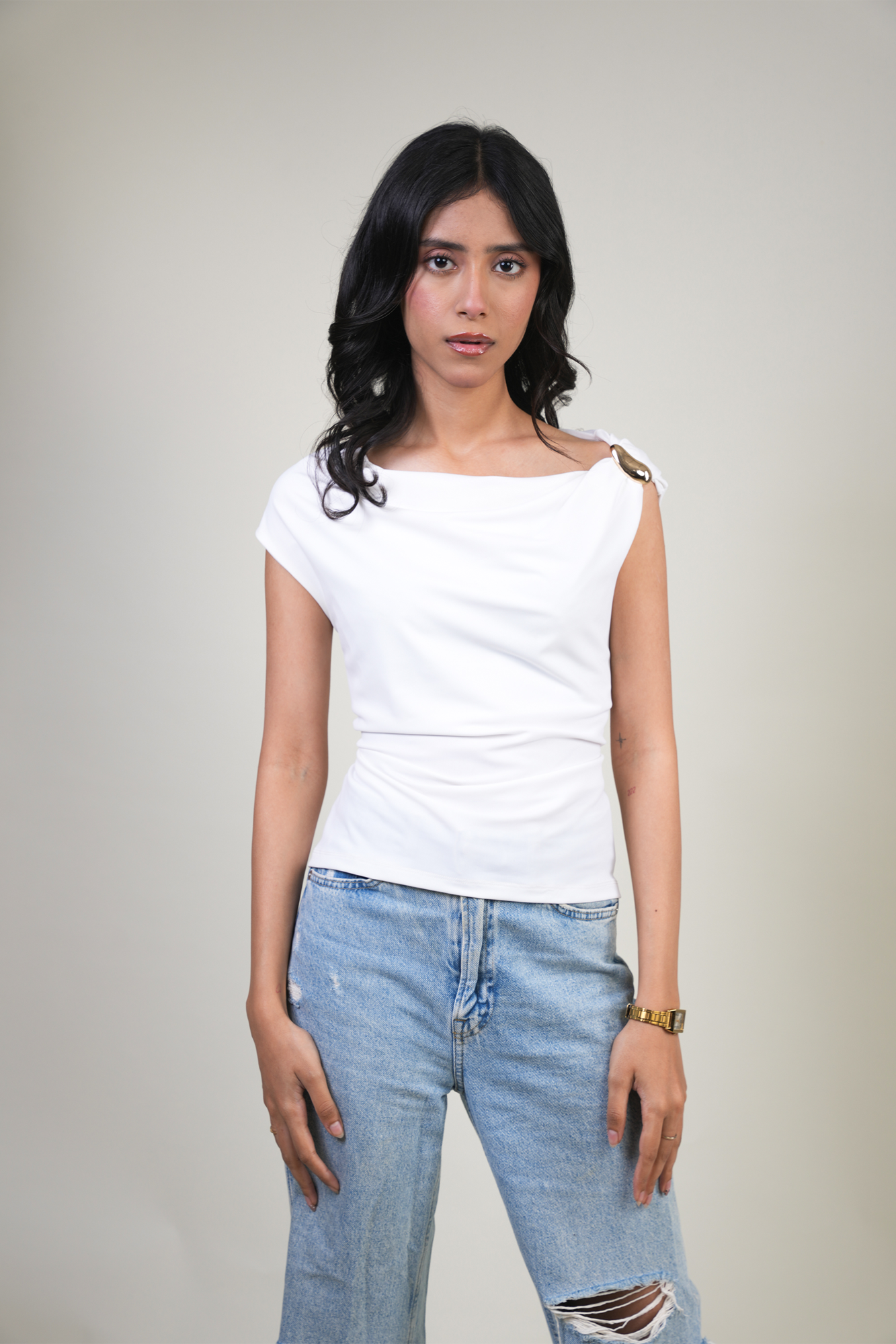 ASYMMETRIC RING SHOULDER WHITE TOP
