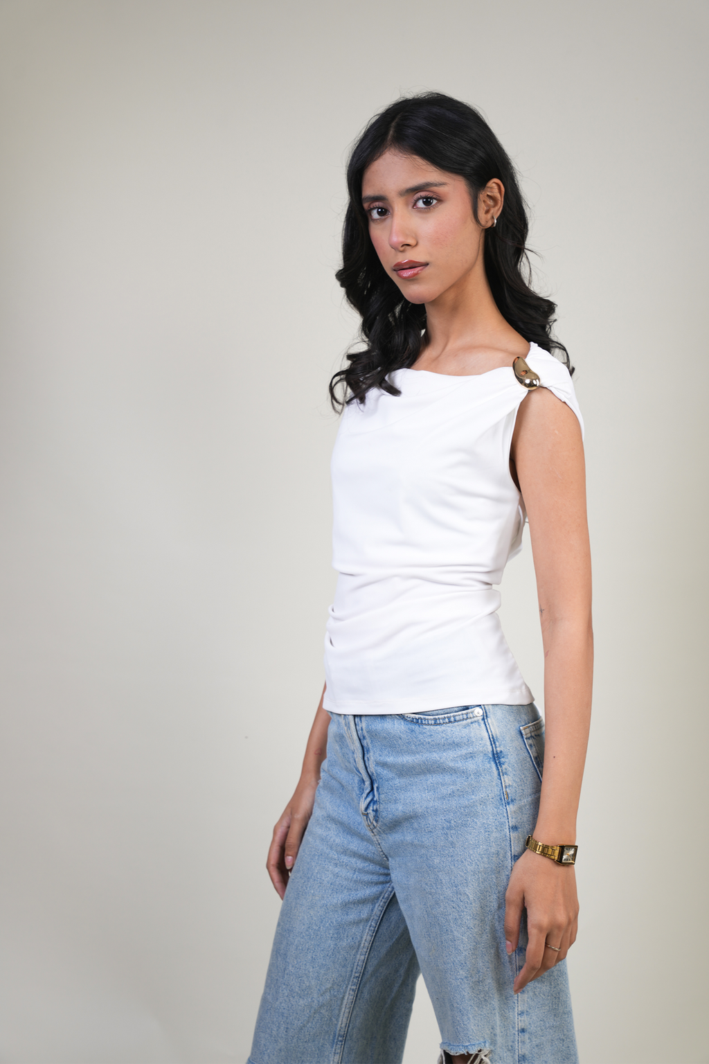 ASYMMETRIC RING SHOULDER WHITE TOP